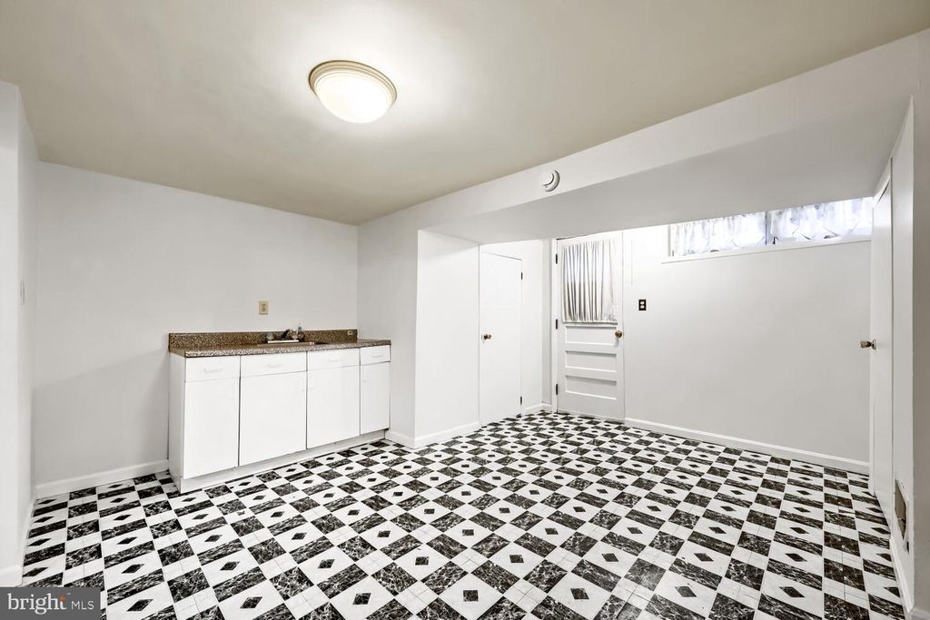 Image 10 of property listing at 802 UMBRA ST, Baltimore, MD 21224
