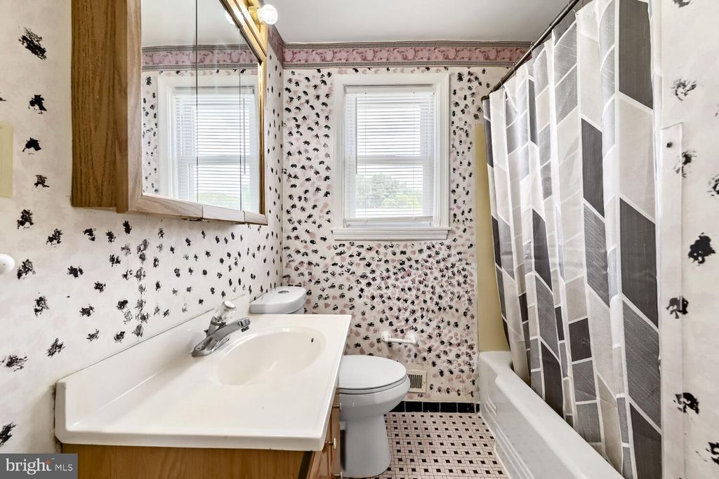Image 14 of property listing at 802 UMBRA ST, Baltimore, MD 21224