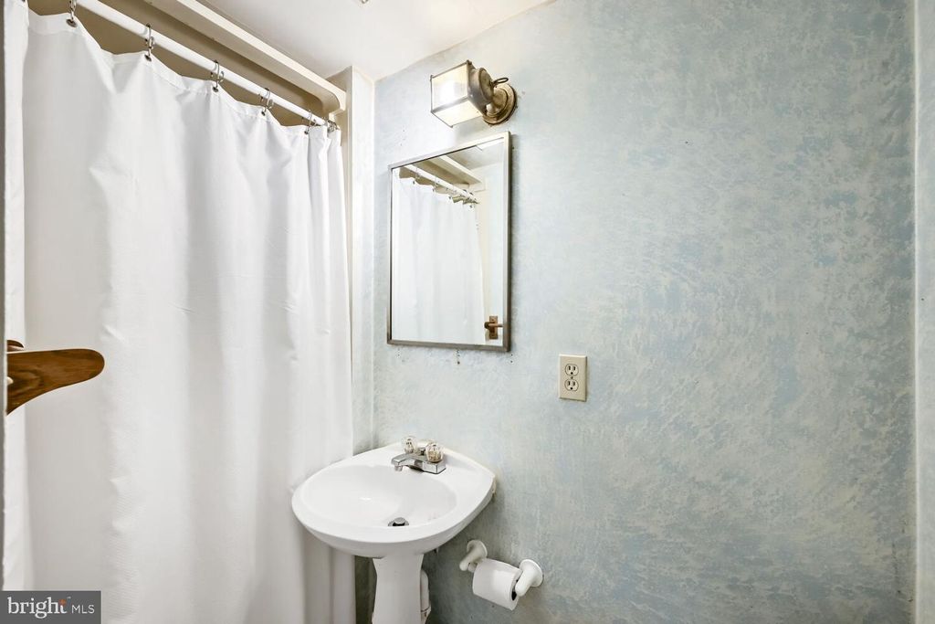 Image 15 of property listing at 802 UMBRA ST, Baltimore, MD 21224