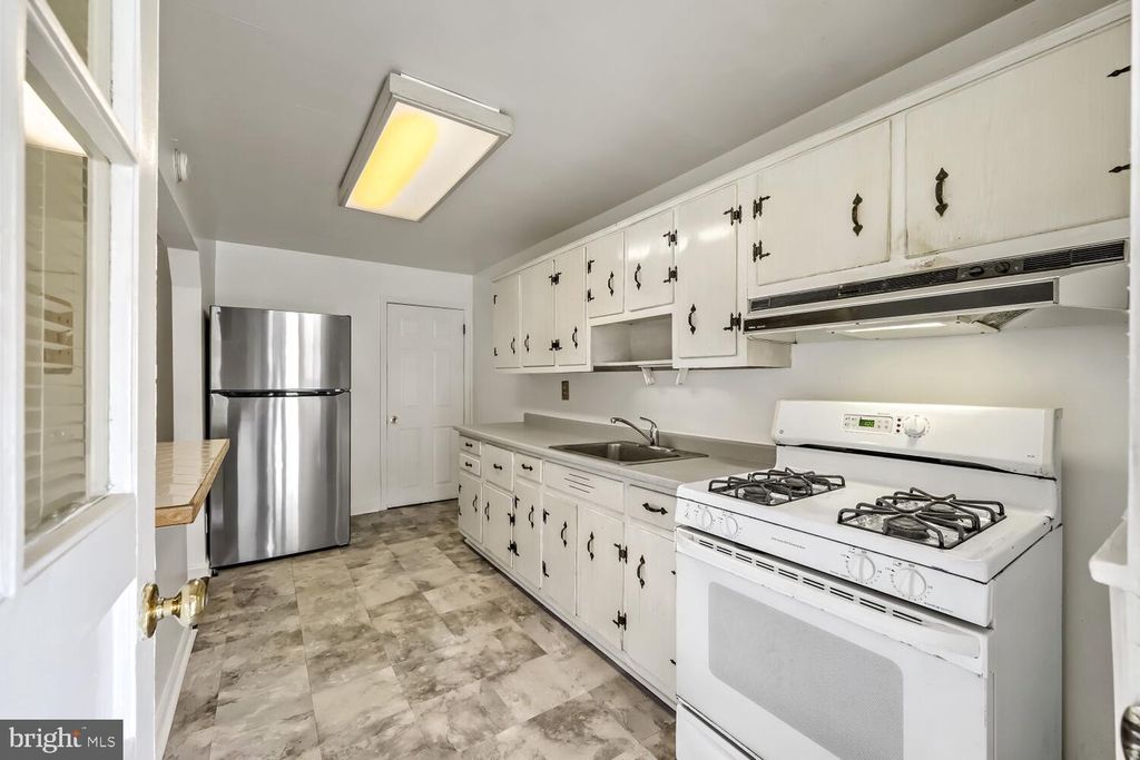 Image 5 of property listing at 802 UMBRA ST, Baltimore, MD 21224