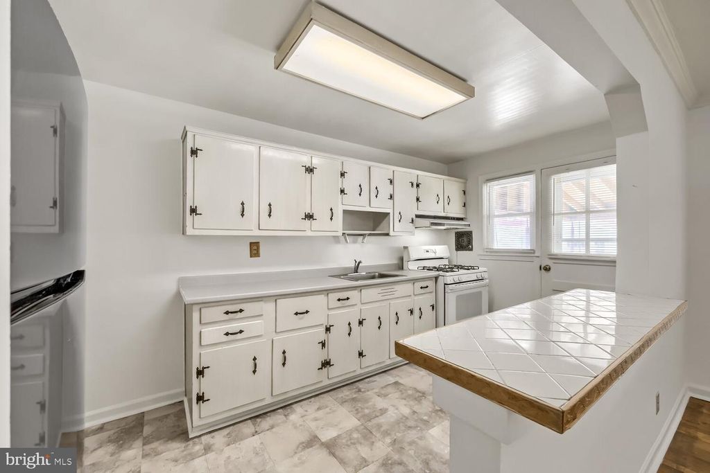 Image 7 of property listing at 802 UMBRA ST, Baltimore, MD 21224
