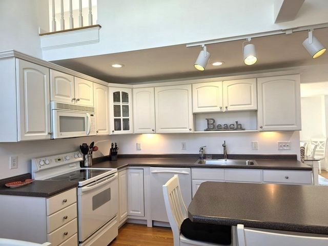 31 Falling Leaf Ln, Barnstable, MA 02655