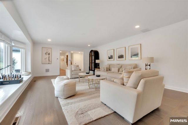 16 Greenbrook Road, Caldwell, NJ 07006