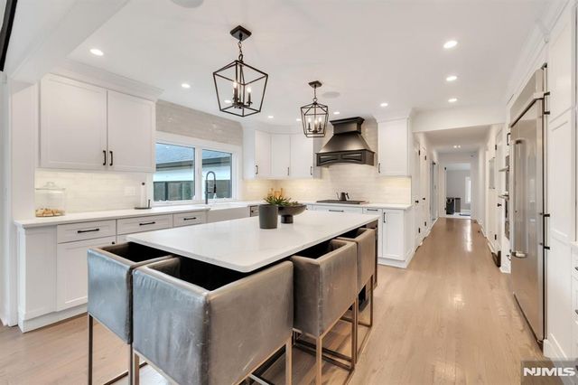 16 Greenbrook Road, Caldwell, NJ 07006