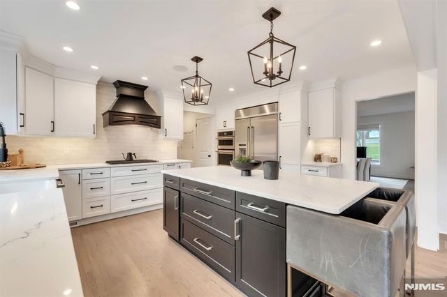 16 Greenbrook Road, Caldwell, NJ 07006