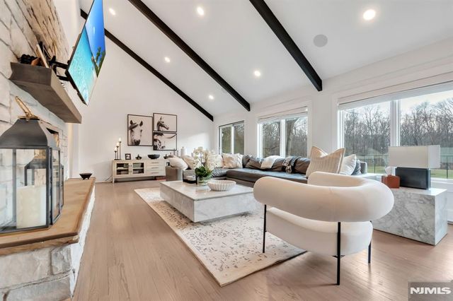 16 Greenbrook Road, Caldwell, NJ 07006