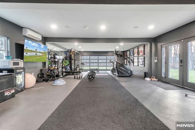 16 Greenbrook Road, Caldwell, NJ 07006