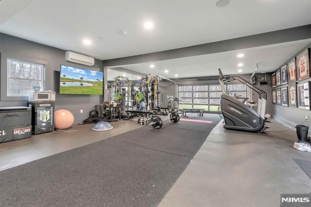 16 Greenbrook Road, Caldwell, NJ 07006