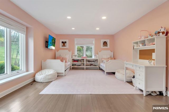 16 Greenbrook Road, Caldwell, NJ 07006