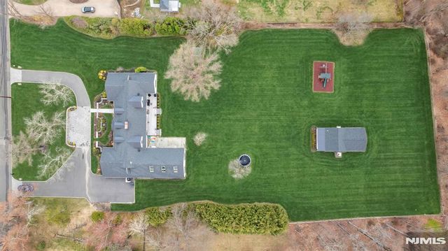 16 Greenbrook Road, Caldwell, NJ 07006