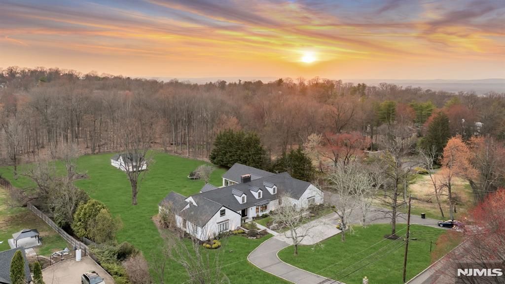 16 Greenbrook Road, Caldwell, NJ 07006