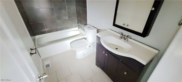 445 Houghton Road, Sagamore Hills, OH 44067