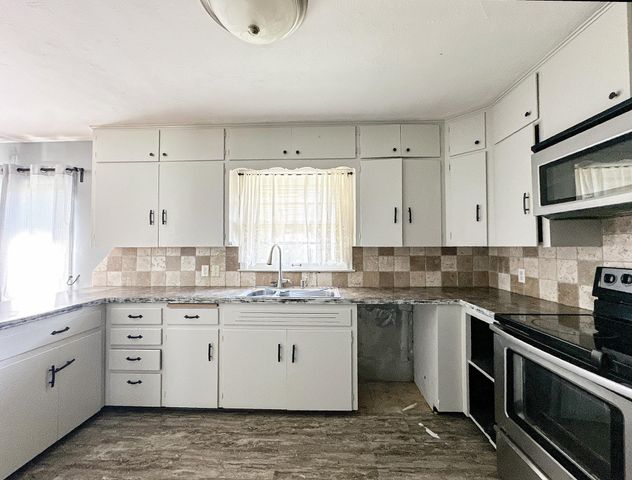 854 Lewis Ave, Salina, KS 67401