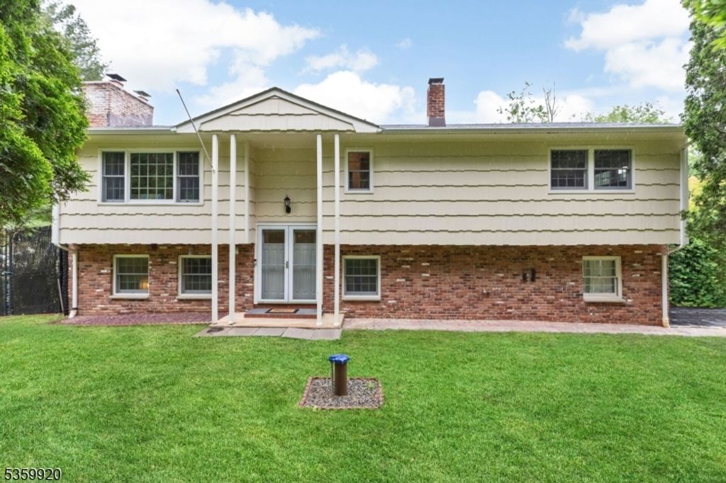 16 Deerpath Road, Lebanon Twp., NJ 07830
