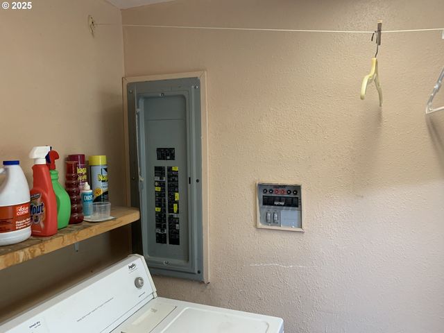 37881 WHEELER Rd, Dexter, OR 97431