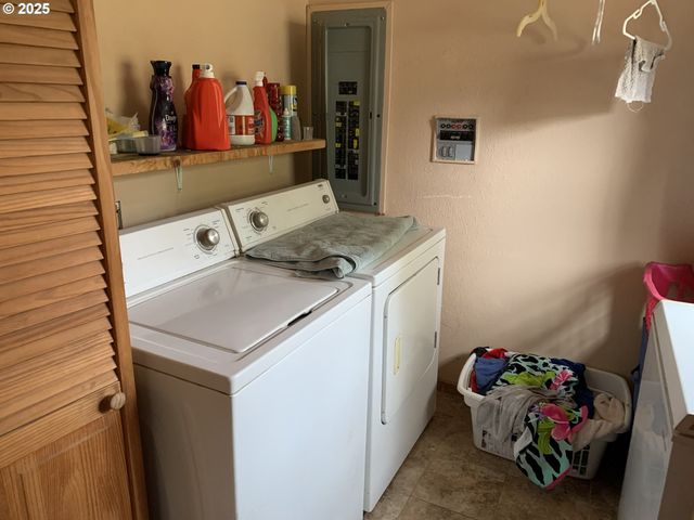 37881 WHEELER Rd, Dexter, OR 97431