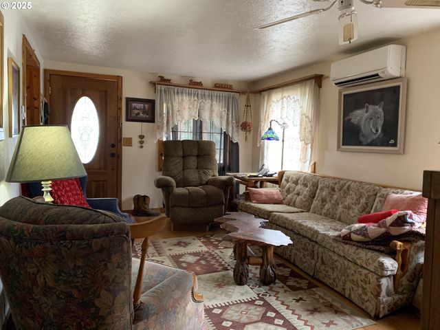 37881 WHEELER Rd, Dexter, OR 97431