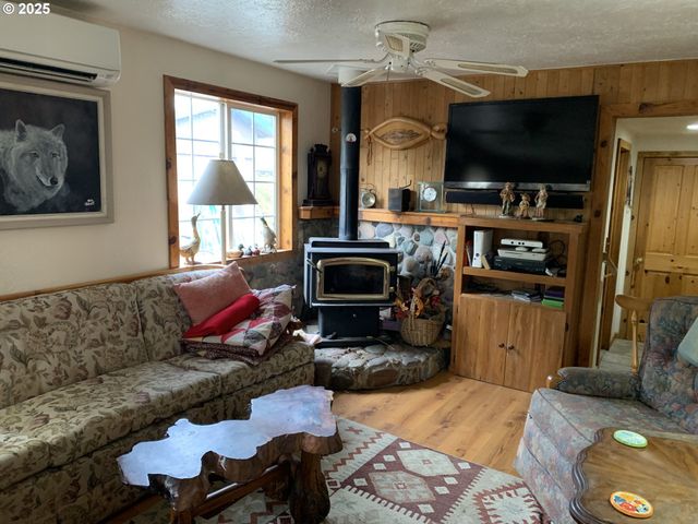 37881 WHEELER Rd, Dexter, OR 97431