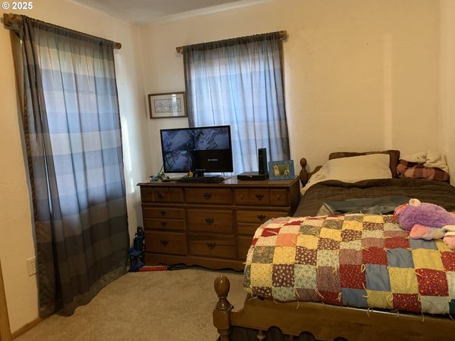 37881 WHEELER Rd, Dexter, OR 97431