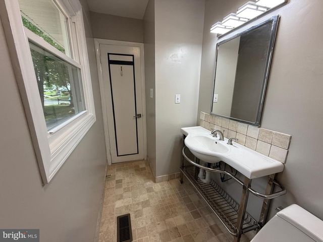4140 POINT HOLLOW LN, Fairfax, VA 22033