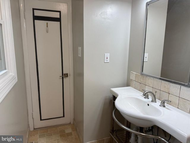 4140 POINT HOLLOW LN, Fairfax, VA 22033