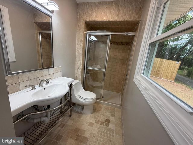 4140 POINT HOLLOW LN, Fairfax, VA 22033