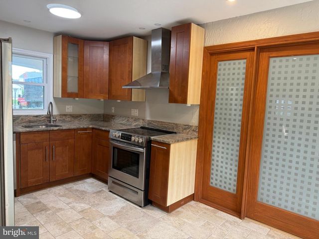 4140 POINT HOLLOW LN, Fairfax, VA 22033