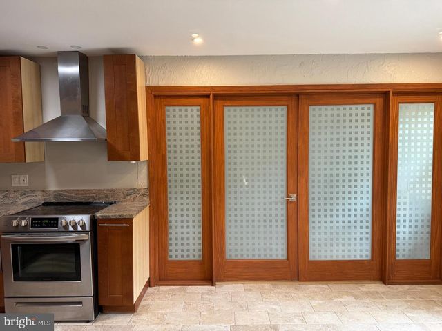 4140 POINT HOLLOW LN, Fairfax, VA 22033