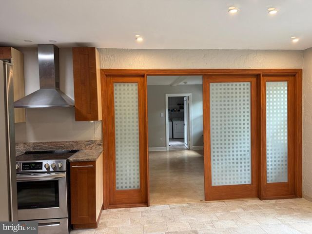 4140 POINT HOLLOW LN, Fairfax, VA 22033
