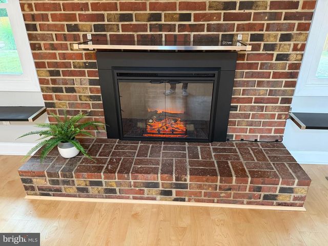 4140 POINT HOLLOW LN, Fairfax, VA 22033