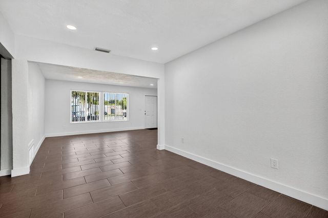 9720 NW 4 ST, Pembroke Pines, FL 33024