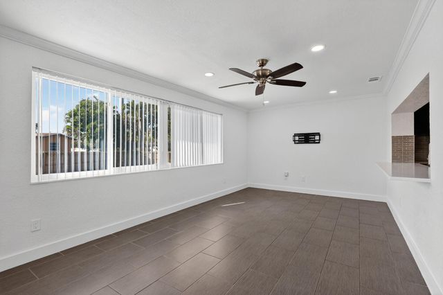 9720 NW 4 ST, Pembroke Pines, FL 33024