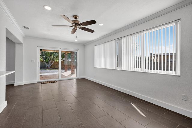 9720 NW 4 ST, Pembroke Pines, FL 33024