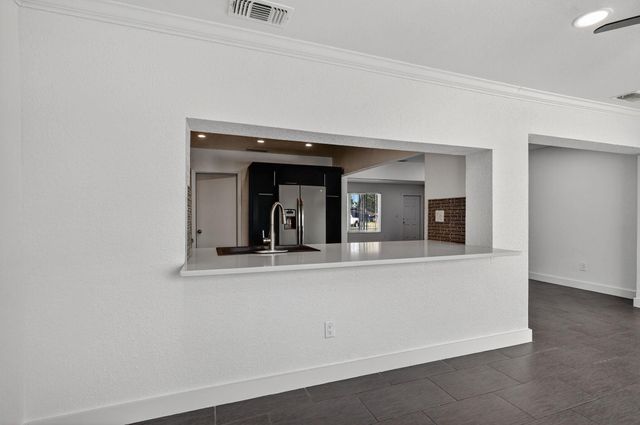 9720 NW 4 ST, Pembroke Pines, FL 33024