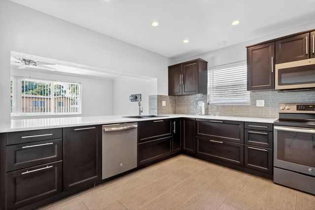 9720 NW 4 ST, Pembroke Pines, FL 33024