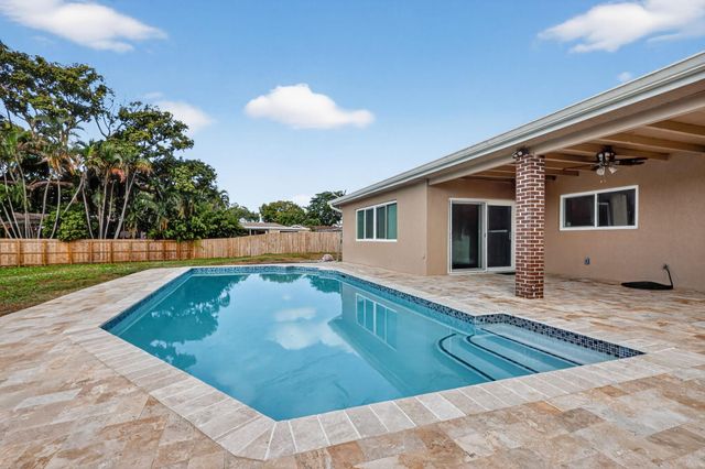 9720 NW 4 ST, Pembroke Pines, FL 33024