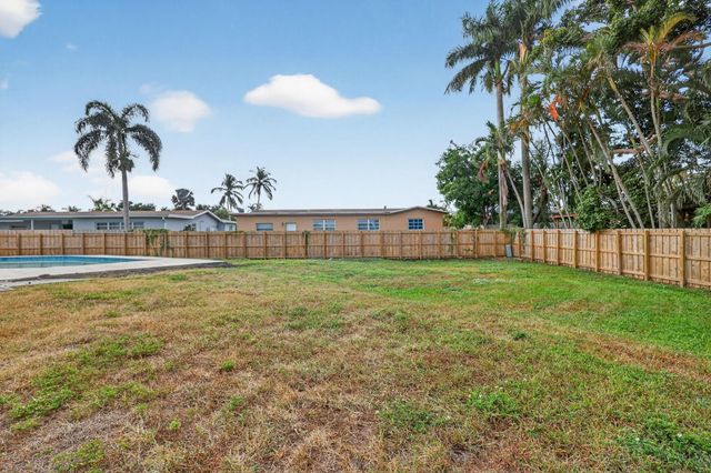 9720 NW 4 ST, Pembroke Pines, FL 33024