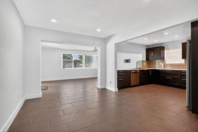 9720 NW 4 ST, Pembroke Pines, FL 33024