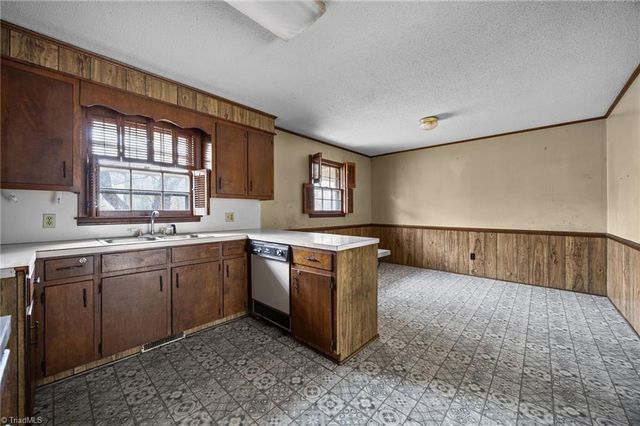 204 Hamilton Road, Lexington, NC 27295