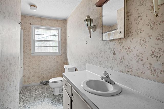 204 Hamilton Road, Lexington, NC 27295