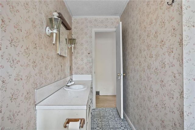 204 Hamilton Road, Lexington, NC 27295