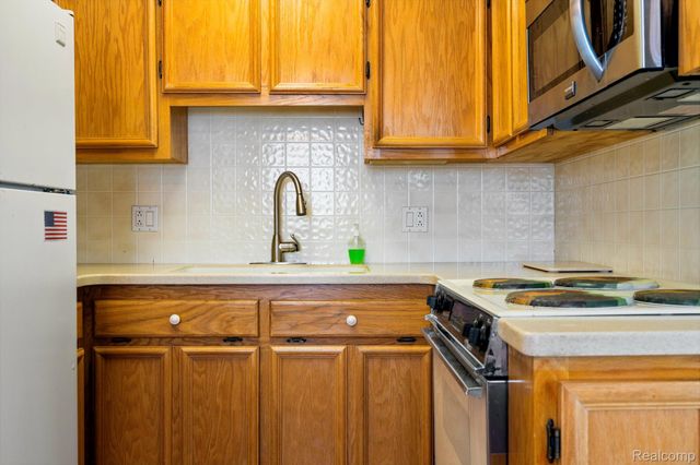 27094 Sandy Hill Ln 24, Lyon Charter Township, MI 48165