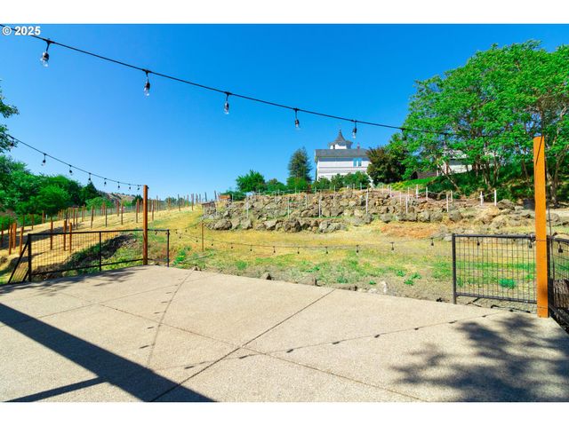 1772 Se Jackson St, Roseburg, OR 97470