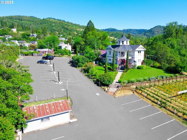 1772 Se Jackson St, Roseburg, OR 97470