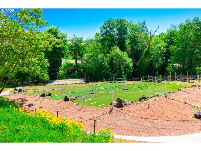 1772 Se Jackson St, Roseburg, OR 97470