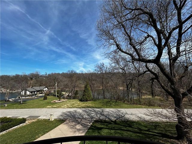 580 W Lakeshore Drive, Lake Quivira, KS 66217