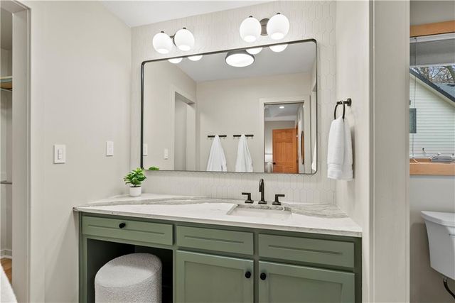 580 W Lakeshore Drive, Lake Quivira, KS 66217