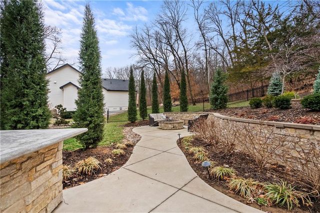 580 W Lakeshore Drive, Lake Quivira, KS 66217