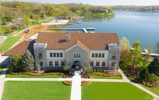 580 W Lakeshore Drive, Lake Quivira, KS 66217