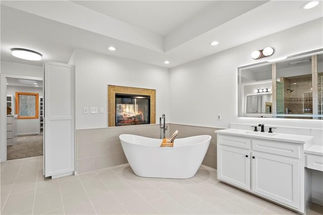 580 W Lakeshore Drive, Lake Quivira, KS 66217